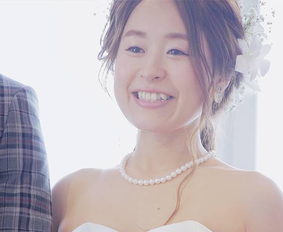 一眼レフカメラでエンドロール撮影した映像から切り出した結婚式の花嫁画像